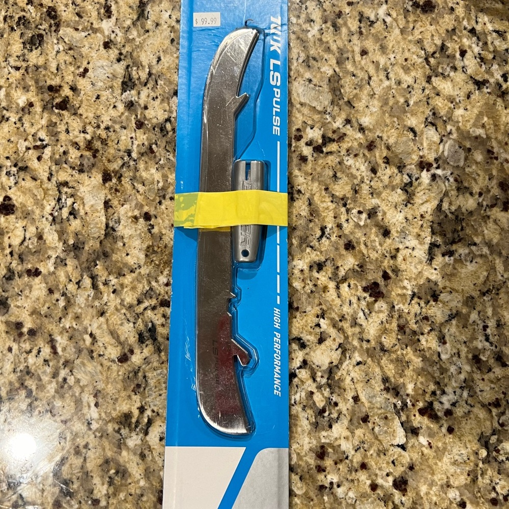 Brand new set of Bauer high performance hockey skate blades size 6! Never used.